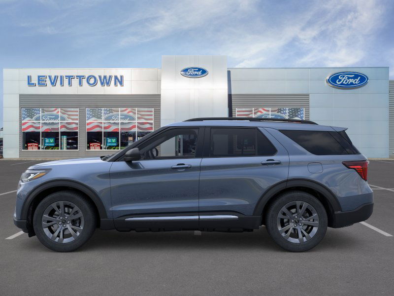 2025 Ford Explorer photo 2