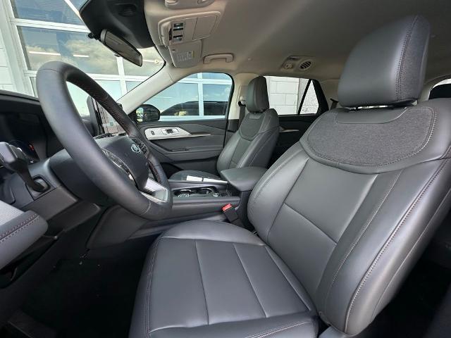 2025 Ford Explorer photo 3
