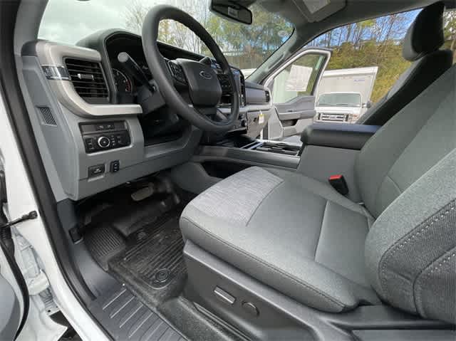 2024 Ford Econoline E-550 41