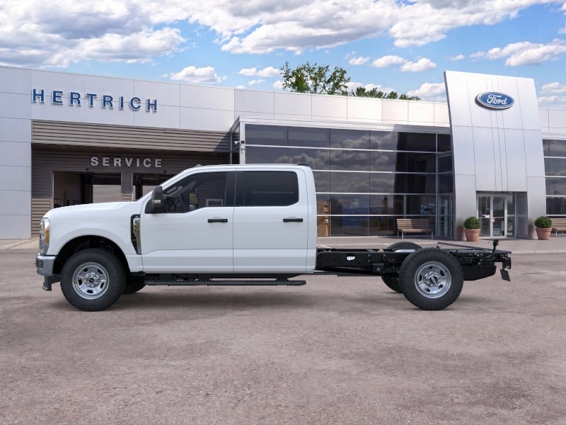 2026 Ford Super Duty F-350 SRW Chassis Cab F-350&reg; XL Truck Crew Cab