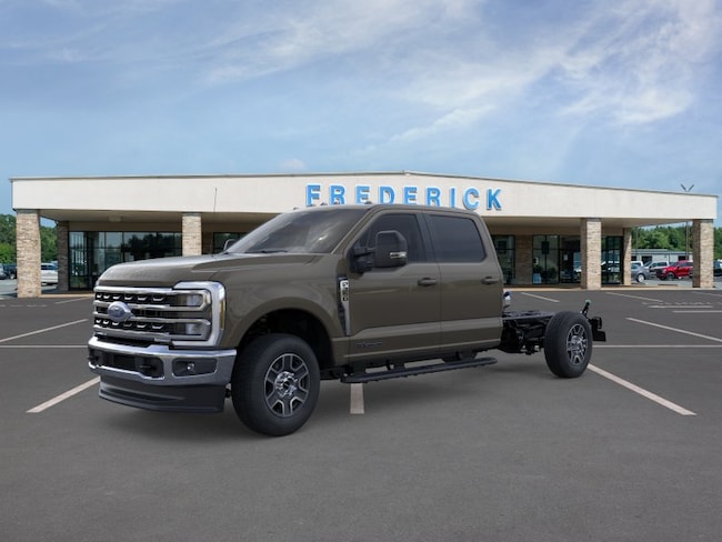 2026 Ford Super Duty F-350 SRW Chassis Cab F-350&reg; Lariat&reg; 4WD Crew Cab 179 WB 60 CA