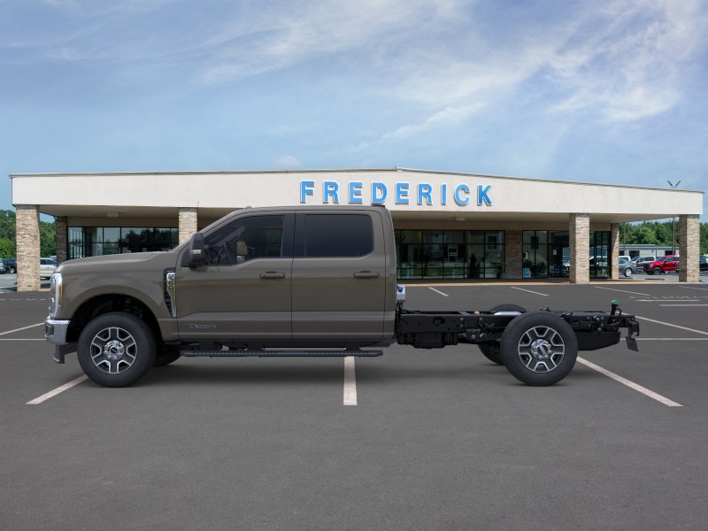 2026 Ford Super Duty F-350 SRW Chassis Cab F-350&reg; Lariat&reg; 4WD Crew Cab 179 WB 60 CA