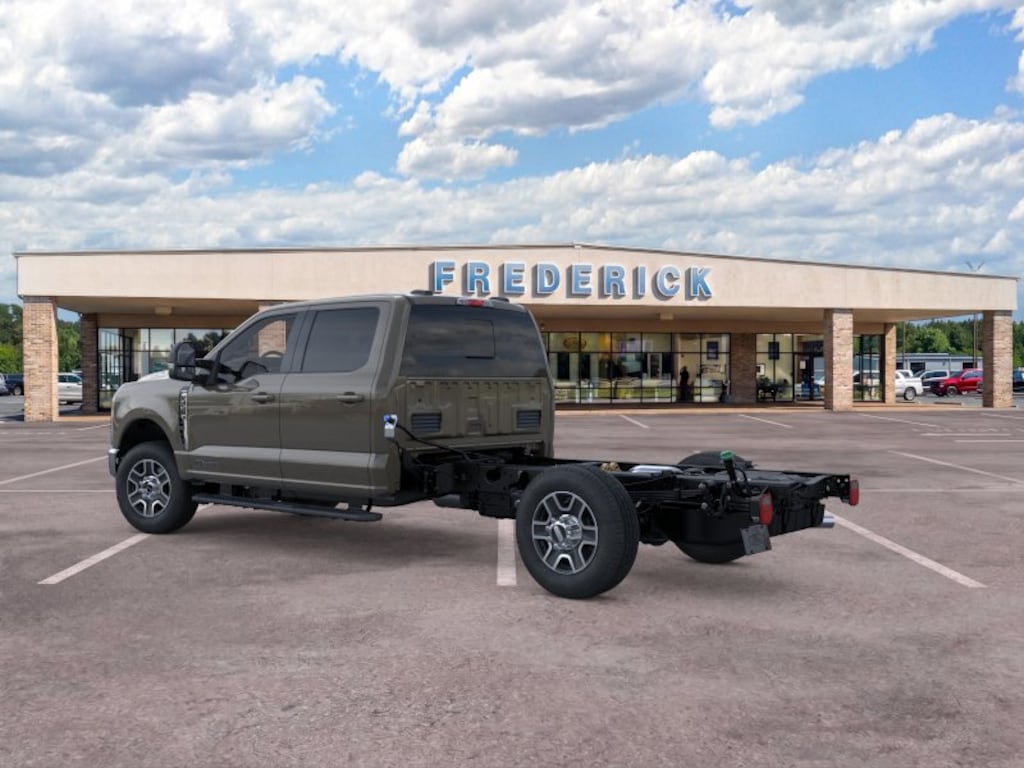 New 2026 Ford Super Duty F-350 SRW Chassis Cab F-350® Lariat® 4WD Crew Cab 179 WB 60 CA