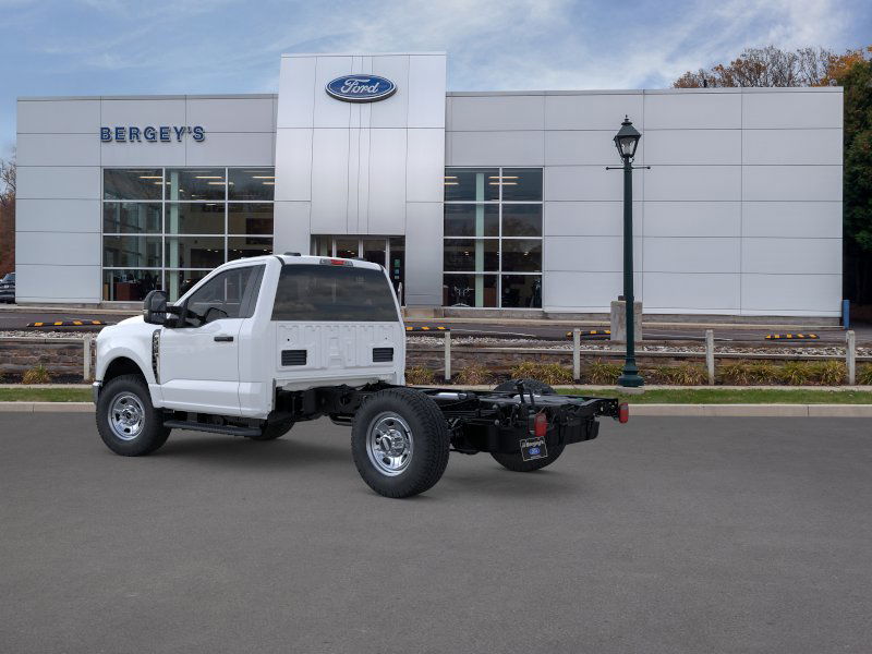 2025 Ford F-350 Super Duty Chassis Cab XLT - Photo 36