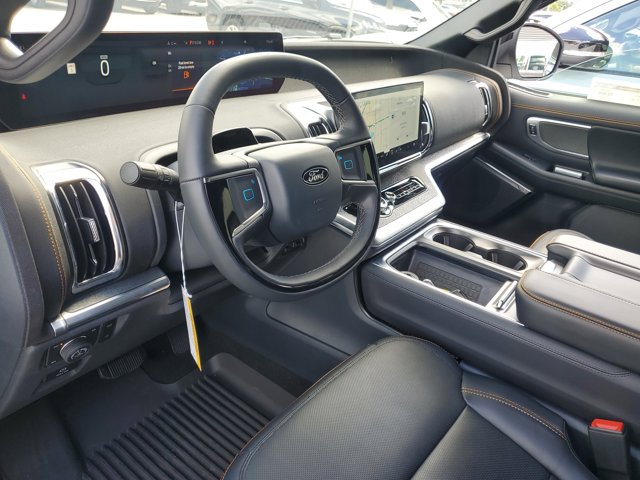 2025 Ford Expedition photo 16