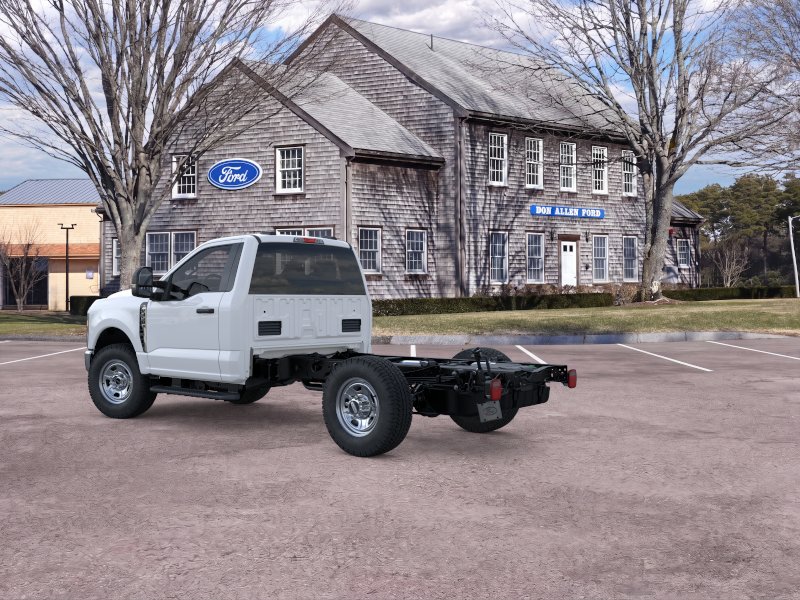 2025 Ford F-350 Super Duty Chassis Cab XLT - Photo 4
