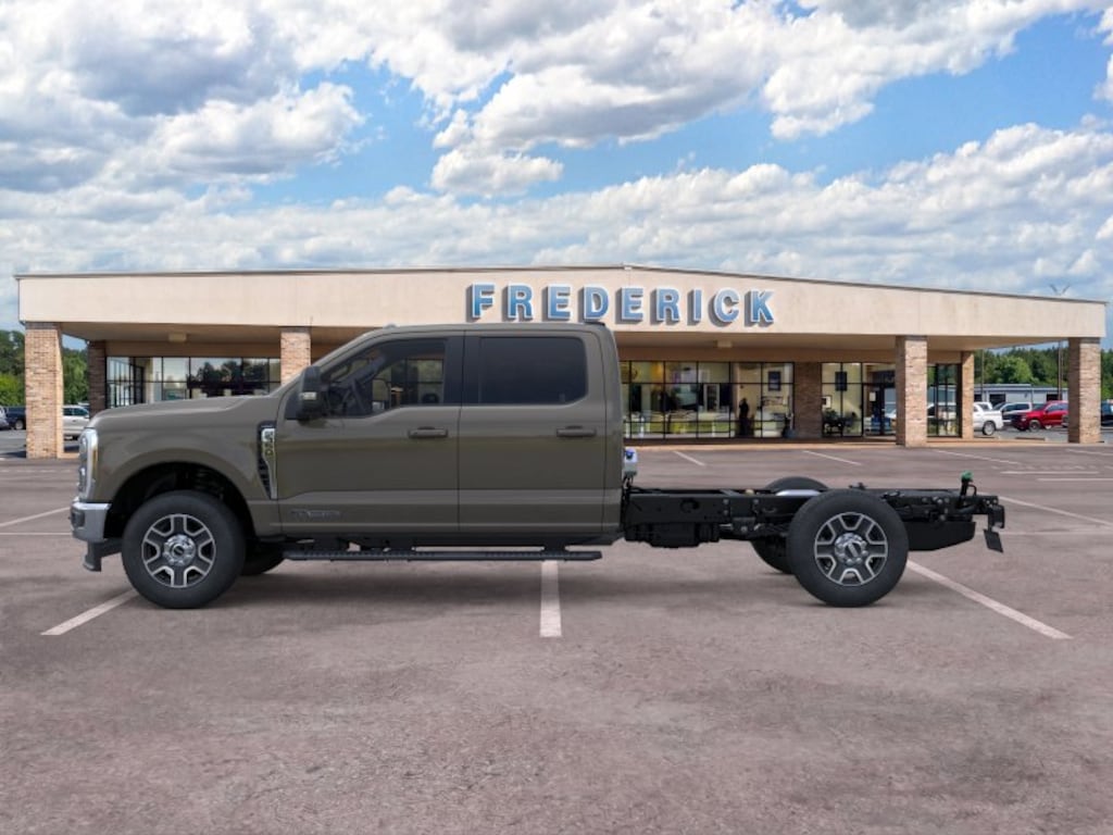 New 2026 Ford Super Duty F-350 SRW Chassis Cab F-350® Lariat® 4WD Crew Cab 179 WB 60 CA