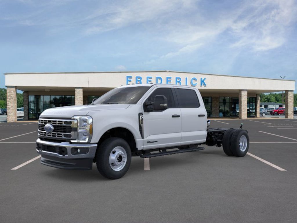 New 2025 Ford Super Duty F-350 DRW F-350 XL 4WD Crew Cab 179 WB 60 CA
