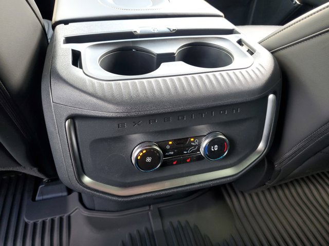 2025 Ford Expedition photo 8