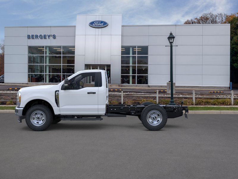 2025 Ford F-350 Super Duty Chassis Cab XLT - Photo 35