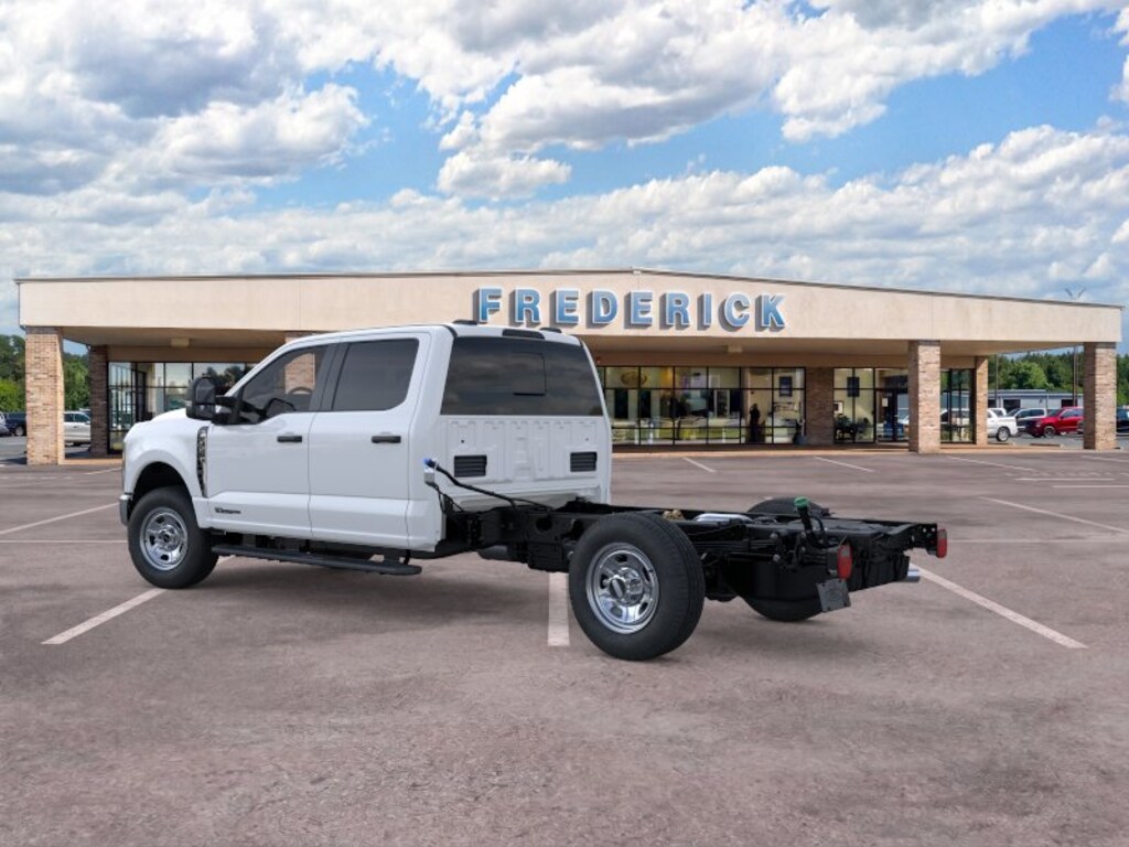 New 2026 Ford Super Duty F-350 SRW Chassis Cab F-350® XL 4WD Crew Cab 179 WB 60 CA
