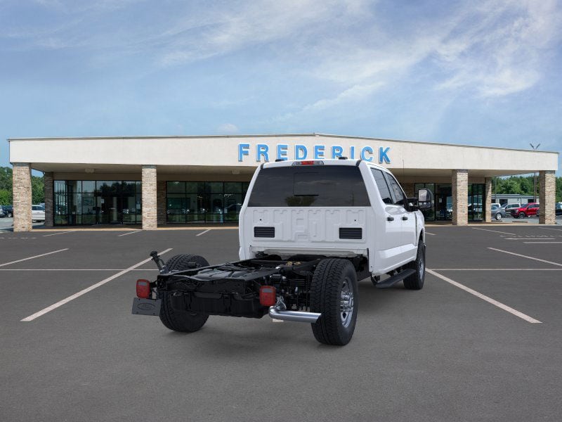 2026 Ford Super Duty F-350 SRW Chassis Cab F-350 XL 4WD Crew Cab 179 WB 60 CA