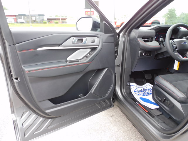 2025 Ford Explorer ST - Photo 32