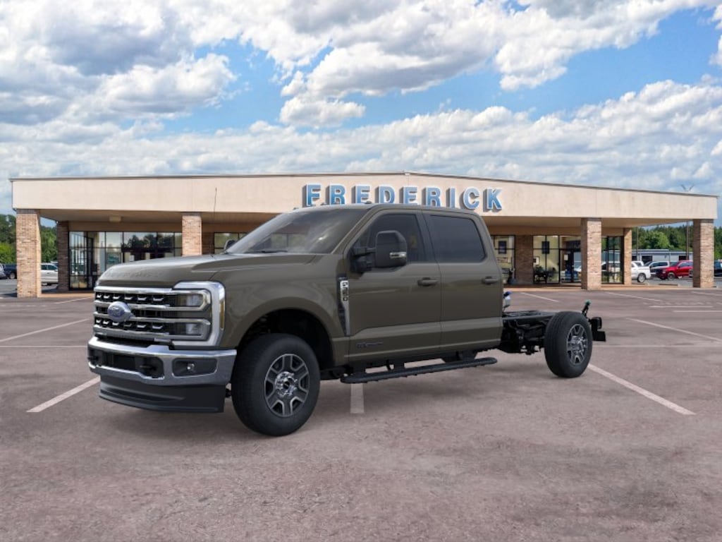 New 2026 Ford Super Duty F-350 SRW Chassis Cab F-350® Lariat® 4WD Crew Cab 179 WB 60 CA