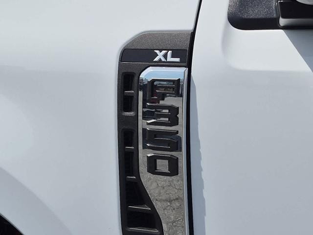 2026 Ford Super Duty F-350 SRW Chassis Cab F-350&reg; XL 4WD Crew Cab 179 WB 60 CA