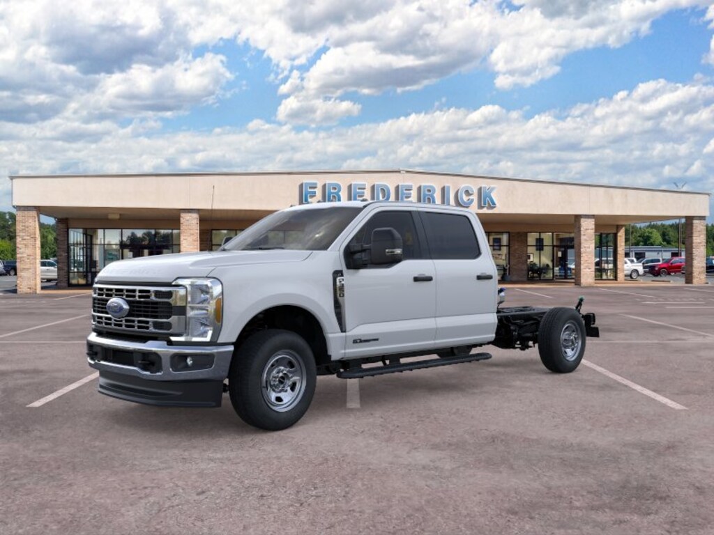 New 2026 Ford Super Duty F-350 SRW Chassis Cab F-350® XL 4WD Crew Cab 179 WB 60 CA