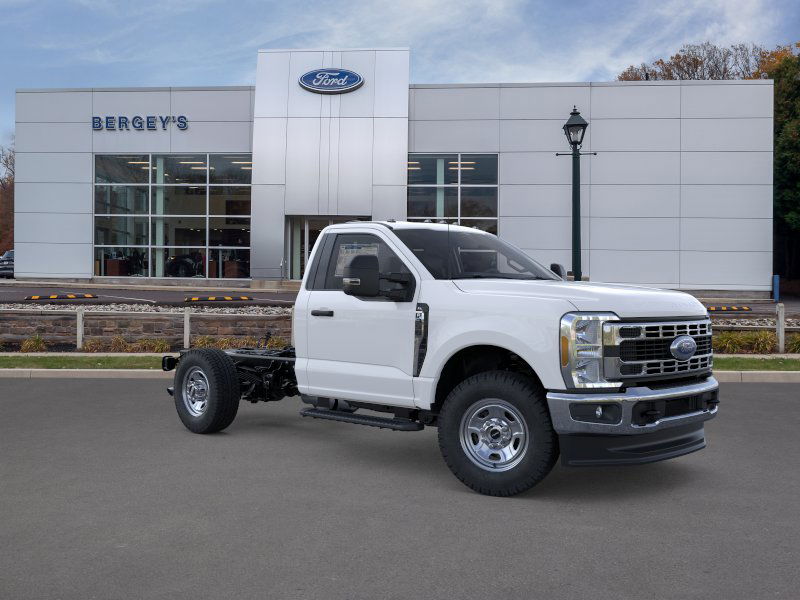 2025 Ford F-350 Super Duty Chassis Cab XLT - Photo 39