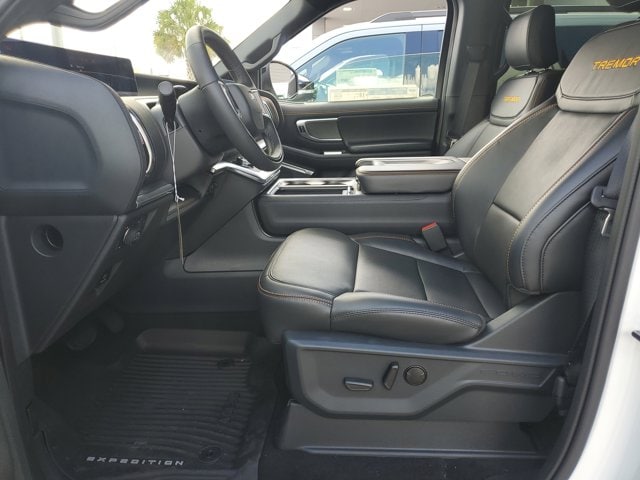 2025 Ford Expedition photo 14