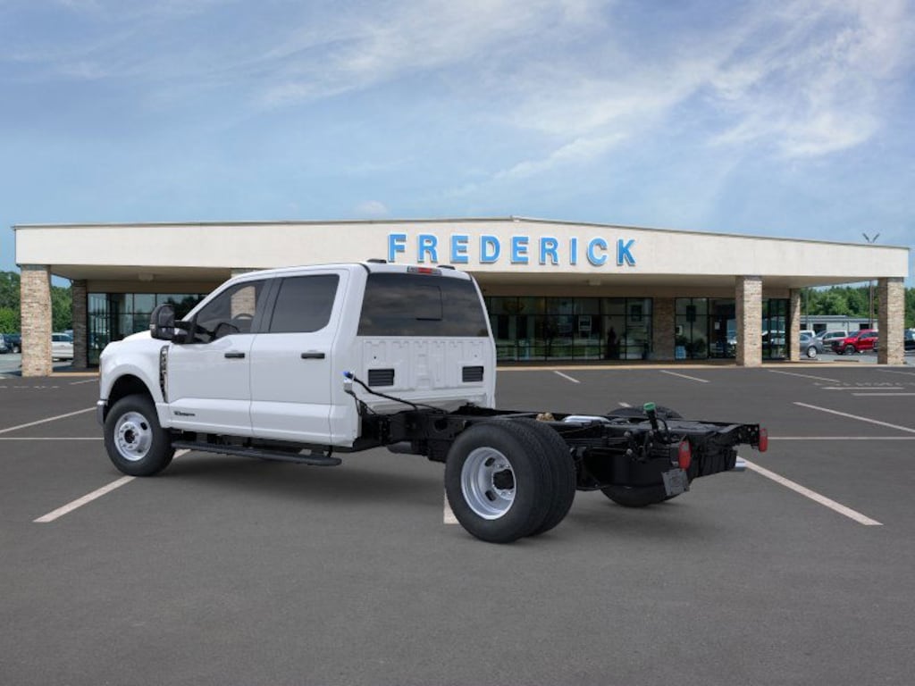 New 2025 Ford Super Duty F-350 DRW F-350 XL 4WD Crew Cab 179 WB 60 CA