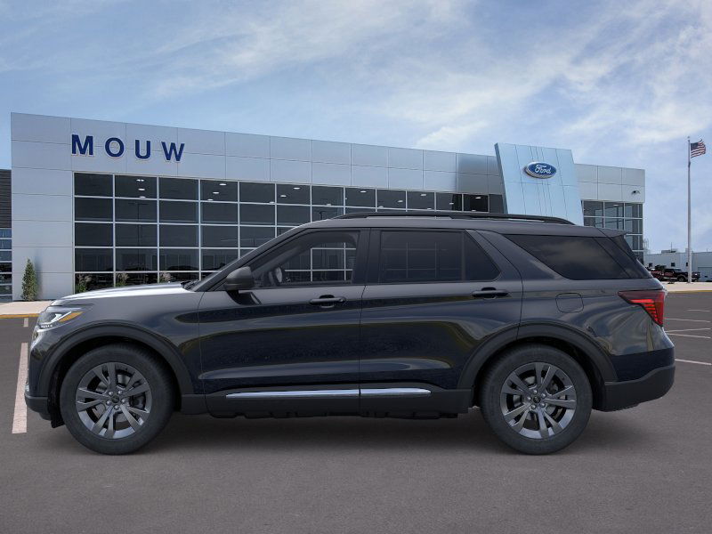 2025 Ford Explorer photo 2