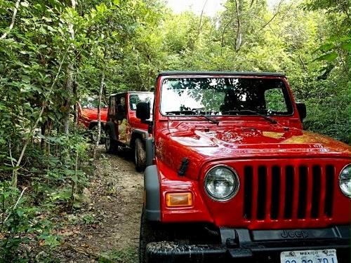 The Jeep Wrangler Going Through Mud The Jeep Wrangler Mud