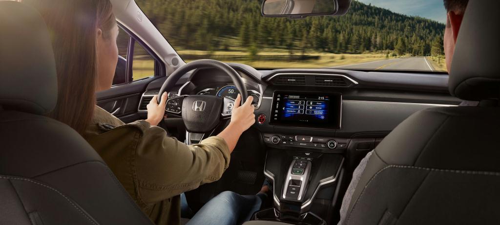 2018-clarity-phev-front-cabin-overview-1400-2x