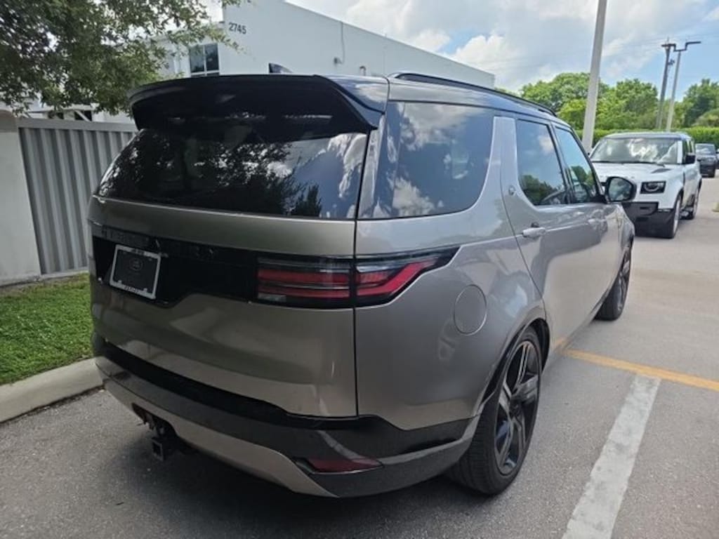 Used 2024 Land Rover Discovery Dynamic SE SUV