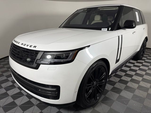 2023 Land Rover Range Rover SE photo 3