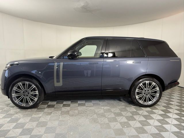 2025 Land Rover Range Rover SE photo 3