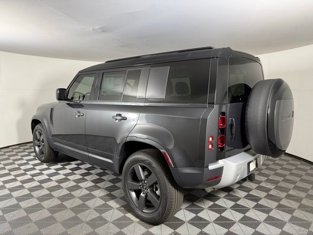 2025 Land Rover Defender 110 S photo 4