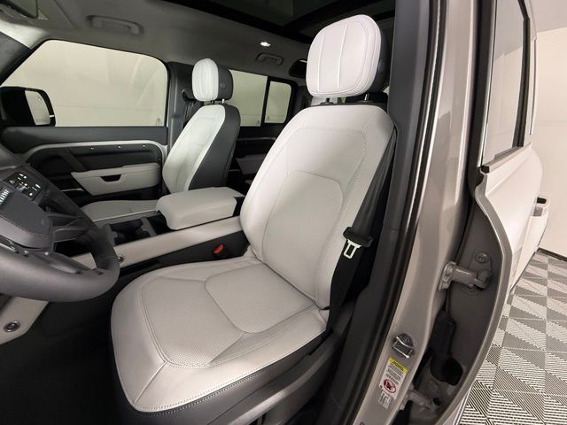 2026 Land Rover Defender X - Photo 6