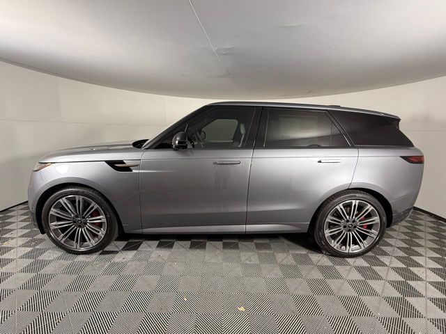 2025 Land Rover Range Rover Sport SE photo 3