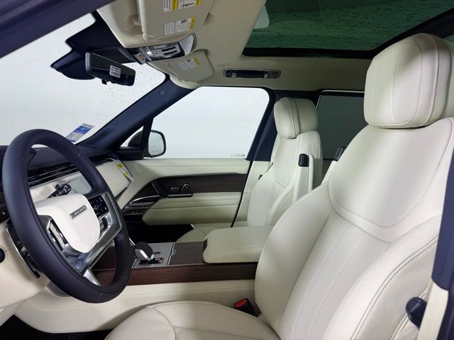 2025 Land Rover Range Rover SE photo 4