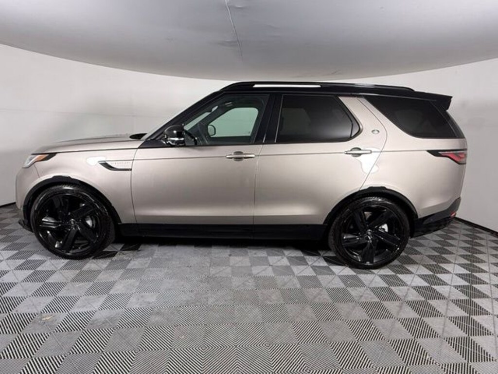 Used 2024 Land Rover Discovery Dynamic SE SUV