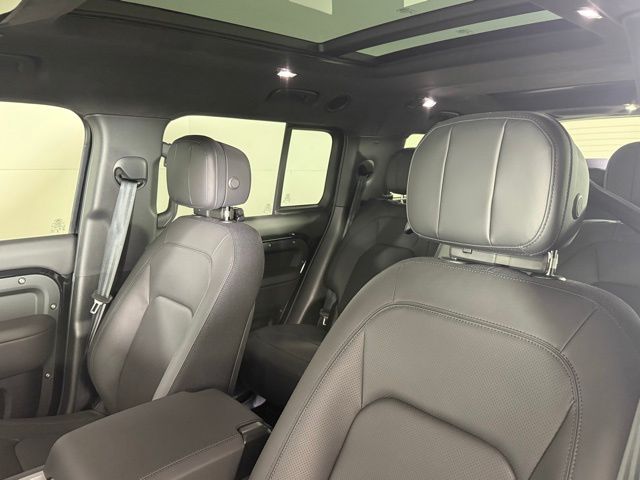 2026 Land Rover Defender V8 - Photo 15
