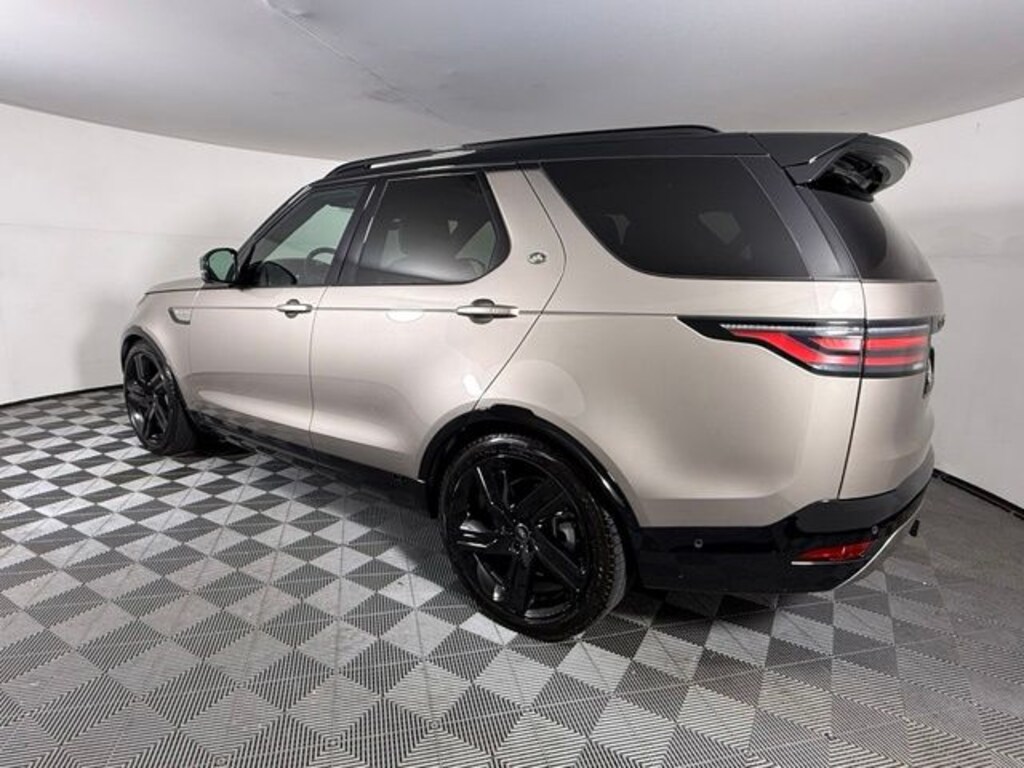 Used 2024 Land Rover Discovery Dynamic SE SUV