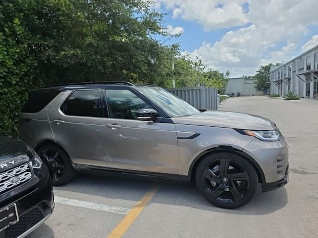Used 2024 Land Rover Discovery Dynamic SE SUV