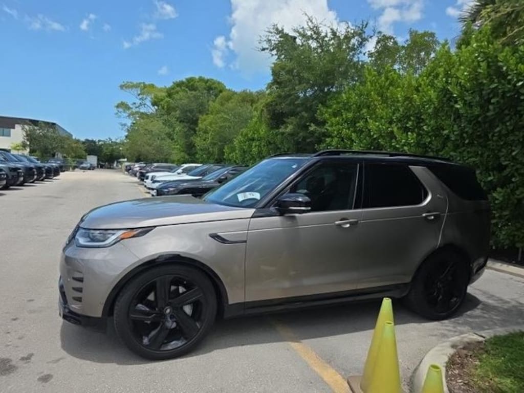 Used 2024 Land Rover Discovery Dynamic SE SUV