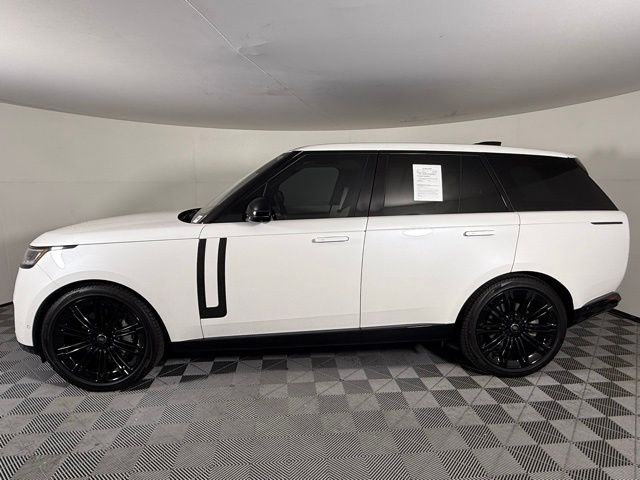 2023 Land Rover Range Rover SE photo 4