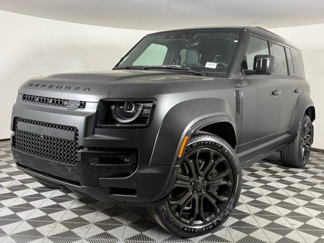 2026 Land Rover Defender 110 OCTA Black P635's photo