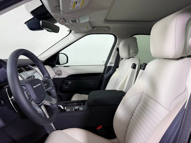 2025 Land Rover Discovery S photo 4