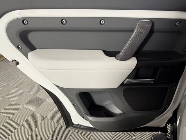 2026 Land Rover Defender V8 - Photo 26