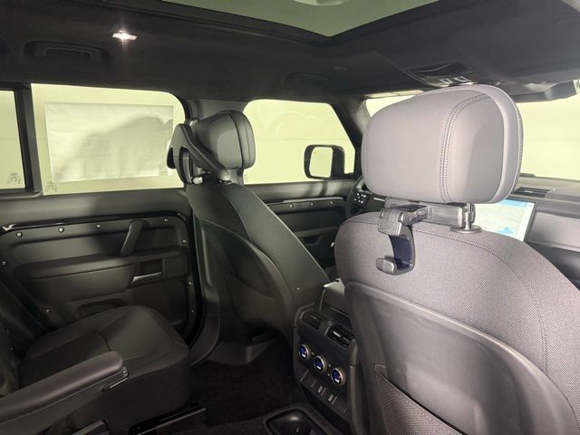 2026 Land Rover Defender V8 - Photo 30