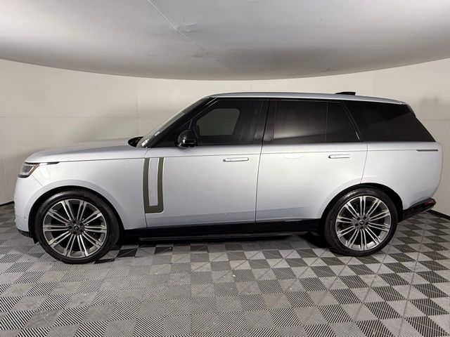 2025 Land Rover Range Rover SE photo 4