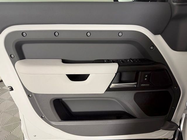 2026 Land Rover Defender V8 - Photo 15