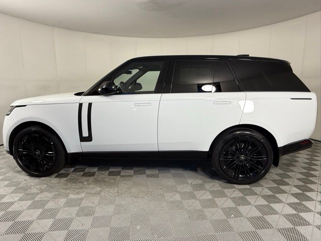 2025 Land Rover Range Rover SE photo 3