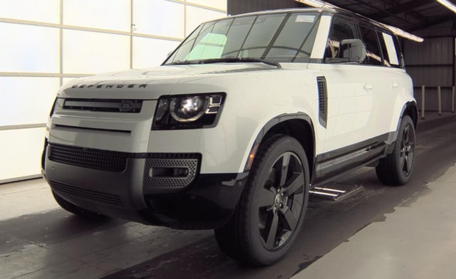 2025 Land Rover Defender 110 V8 P525's photo