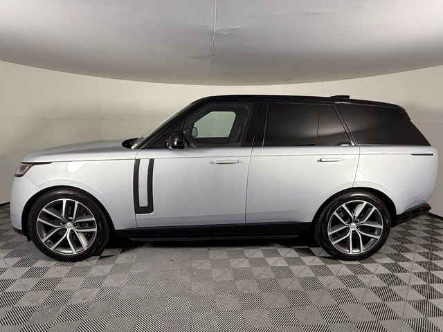2025 Land Rover Range Rover SE photo 4