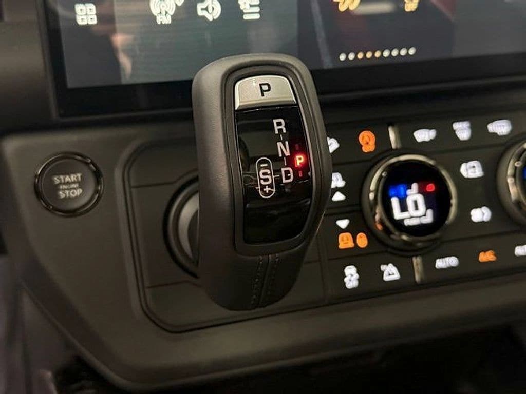 2026 Land Rover Defender OCTA - Photo 33