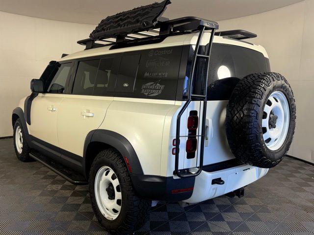 2024 Land Rover Defender 110 S photo 4